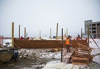 Прежде чем вести в здании школы отделочные работы, туда нужно дать тепло.