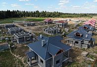 Строительство коттеджей у леса.